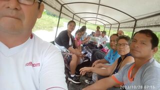 El equipo parroquial surcando el río