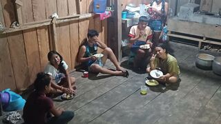 Los jóvenes de Tacsha haciendo su keke