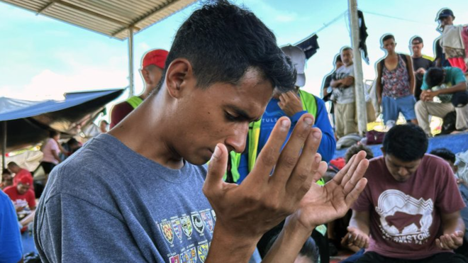 Caravana de migrantes de Tapachula reza para pedir por su avance