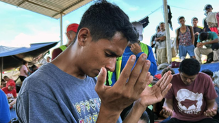 Caravana de migrantes de Tapachula reza para pedir por su avance
