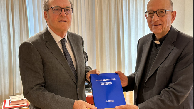 Gabilondo entrega al cardenal Omella