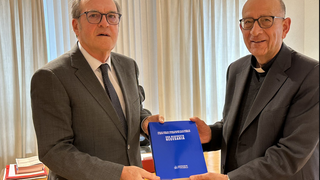 Gabilondo entrega al cardenal Omella