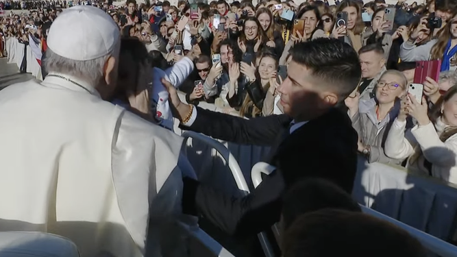 El Papa besa a un bebé durante su recorrido por la plaza de San Pedro