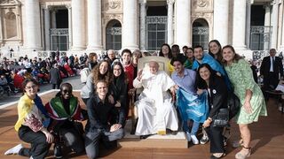 Francisco con los jóvenes de Global de Uniservitate