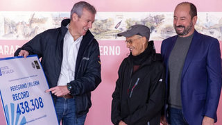 Alfonso Rueda, presidente de la Xunta, con el peregrino del récord