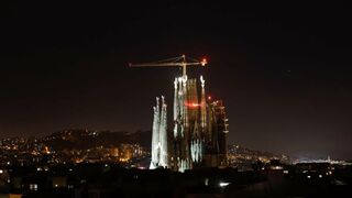 Las torres de los evangelistas de la Sagrada Familia ya iluminan Barcelona