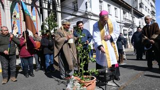 Monseñor Carlos Godoy participando en ceremonia huilliche en su bienvenida a Osorno