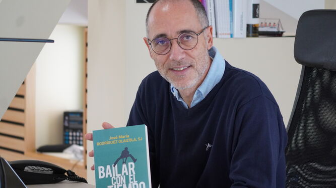Rodríguez Olaizola posa en su despacho con su último libro