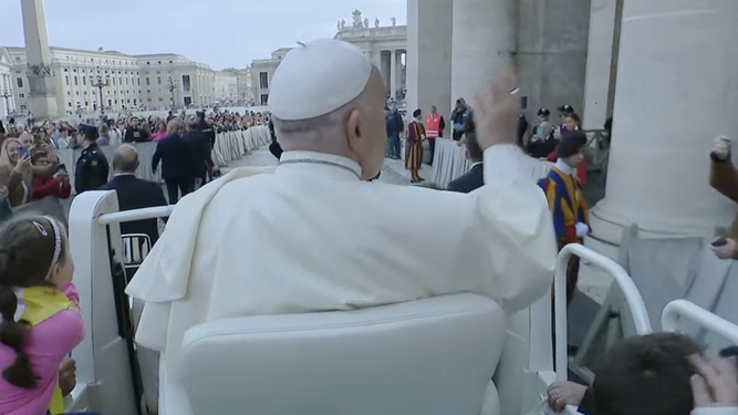 Francisco, en el papamóvil, recorre la plaza de San Pedro para la audiencia general