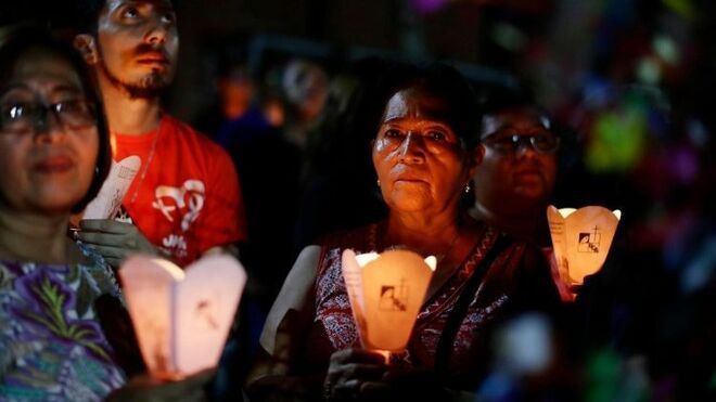 Procesión salvadoreña para honrar la memoria de los ocho mártires de la UC