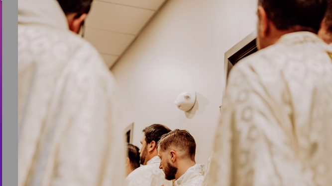 Sacerdotes en un sacristía