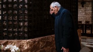 Zuppi, ante la tumba de San Francisco de Asís