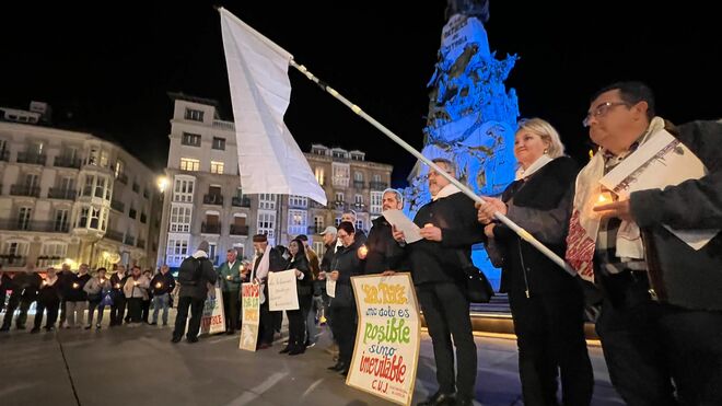 Diversas confesiones religiosas se unen por la Paz en la capital alavesa