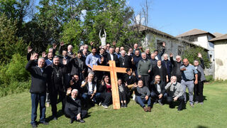 Obispos chilenos con jóvenes que preparan encuentro nacional de 2024.