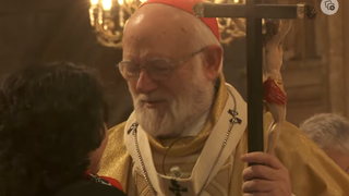 Cardenal Celestino Aós en su despedida recibió una cruz de recuerdo.