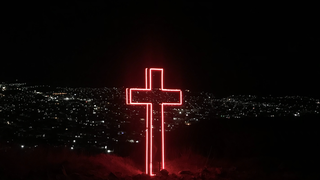 Cruz en las afueras de una ciudad