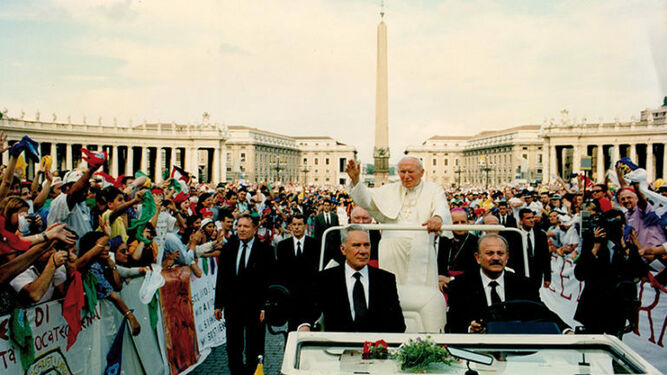 Juan Pablo II en su encuentro de Pentescostés de 1998 con los nuevos movimientos