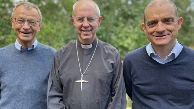 De izquierda a derecha, el hermano Alois, el primado anglicano, Justin Welby, y el hermano Matthew