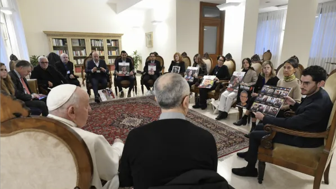 Francisco, con las familias de los israelíes secuestrados por Hamás