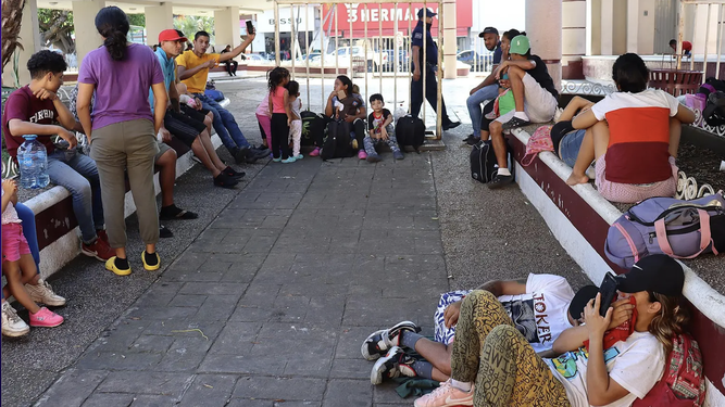 Migrantes descansan en Tapachula, a donde lleguen en caravanas de 500 a 1.000 personas