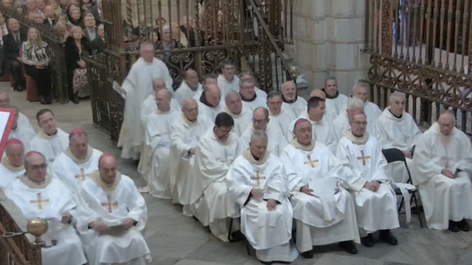 Algunos de los obispos y sacerdotes presentes en la toma de posesión de Carballo