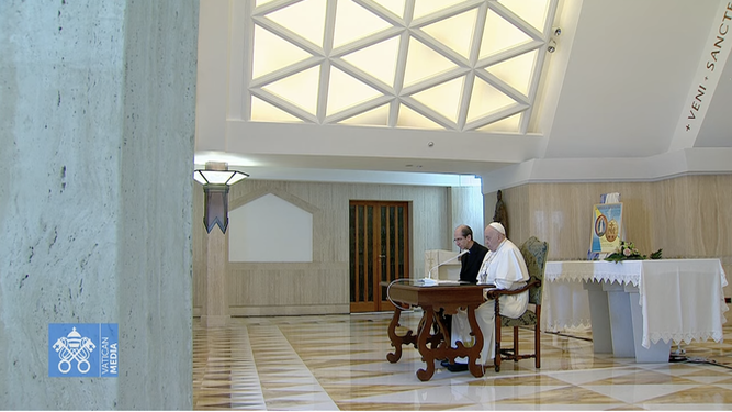 Francisco, en el atípico rezo del ángelus desde la capilla de Casa Santa Marta