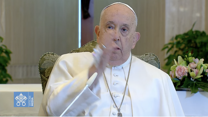 Francisco, en la bendición, donde se aprecia en su mano derecha la vía cogida por los sanitarios para las pruebas médicas por su inflamación del pulmón
