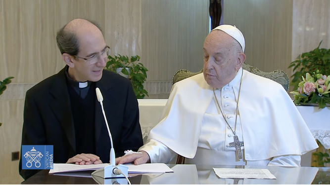 Francisco hace indicaciones al lector de los saludos tras el ángelus