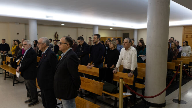 Asistentes a la misa en el Colegio Sagrada Familia presidida por Benavent