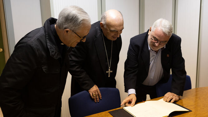 Enrique Benavent firmó en el libro de autoridades del Colegio Sagrada Familia