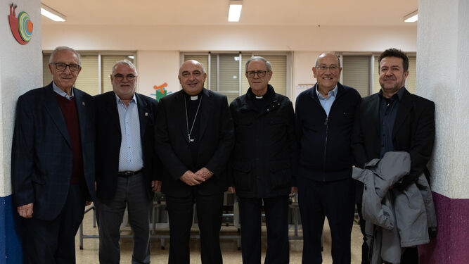 Enrique Bevanet con miembros del patronato del Colegio Sagrada Familia