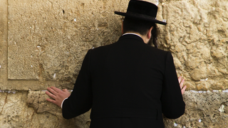 Un judío reza ante el Muro de las Lamentaciones