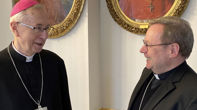 Los arzobispos Gadecki y Bätzing (derecha)