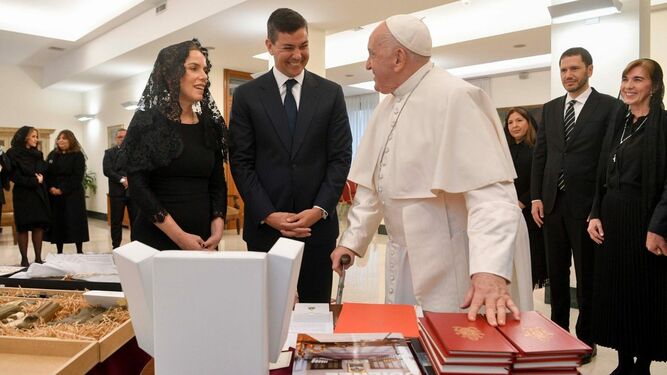 El presidente de Paraguay, con su esposa, en el intercambio de regalos con Francisco