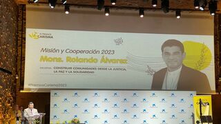 Israel González Espinoza, tras recoger el premio CARISMA en nombre de monseñor Álvarez