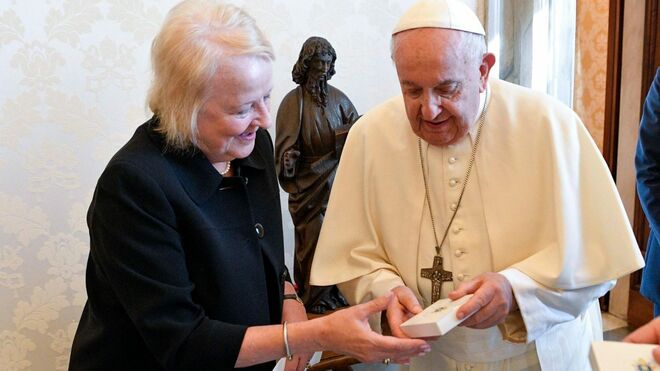 El Papa, con Jean Beagrle, directora general del IDLO