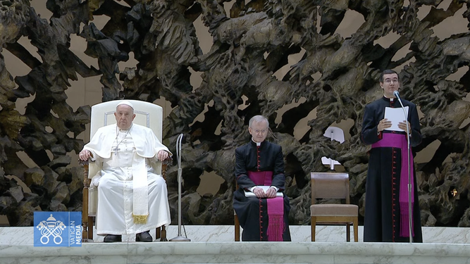 Francisco, en la catequesis, con monseñor Ciampanelli leyendo el texto
