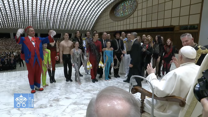 Francisco saluda a los artistas circenses