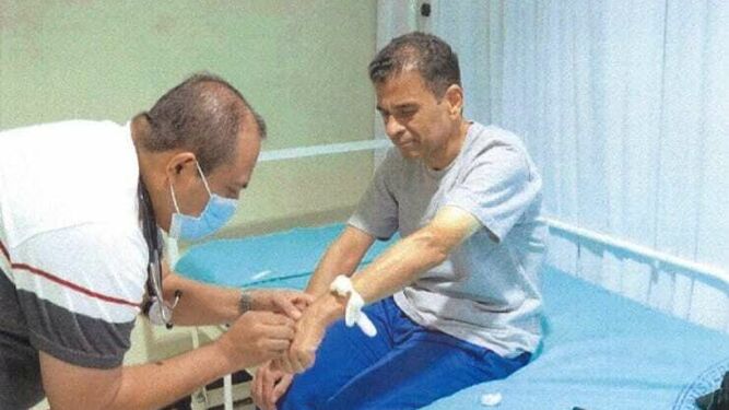 Rolando Álvarez atendido por un médico