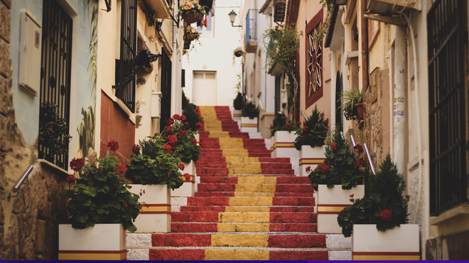Bandera española en las escaleras de un pueblo