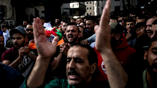 Entierro de un niño muerto por la guerra