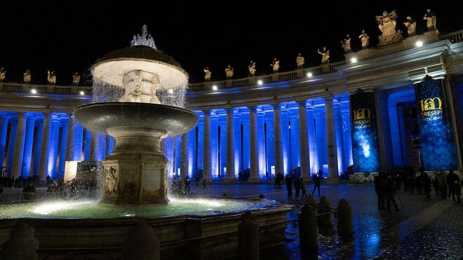 La exposición se exhibe bajo el brazo izquierdo de la Columnata de Bernini