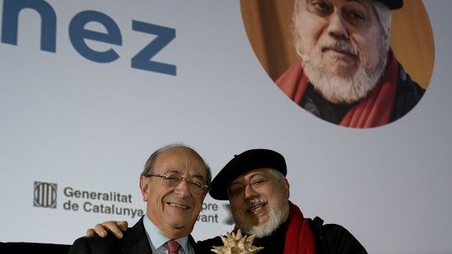 Entrega a Mn. Peio Sánchez del &º Premio de Cine Espiritul