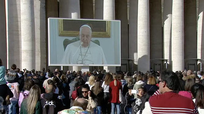 El Papa rezó el Angelus desde el interior