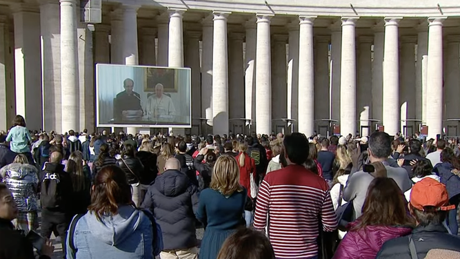 Los fieles siguen al Papa desde San Pedro