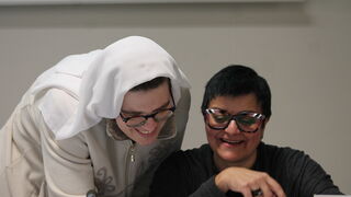 La Hna. Alice Callegari, Ef, con Patrizia Morgante, presentan la declaración