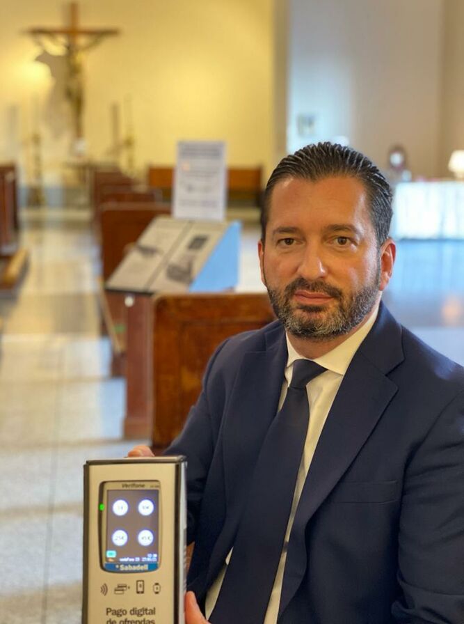 Santiago Portas y una de la huchas del proyecto DONE