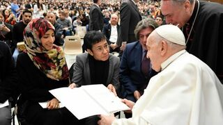 Los tres tres Nobel entregan al Papa la Declaración sobre la Fraternidad Humana