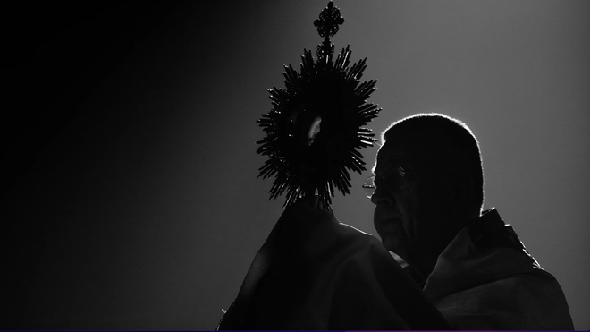 Silueta de un sacerdote