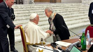 María Luisa Berzosa saluda a Francisco en el aula sinodal
